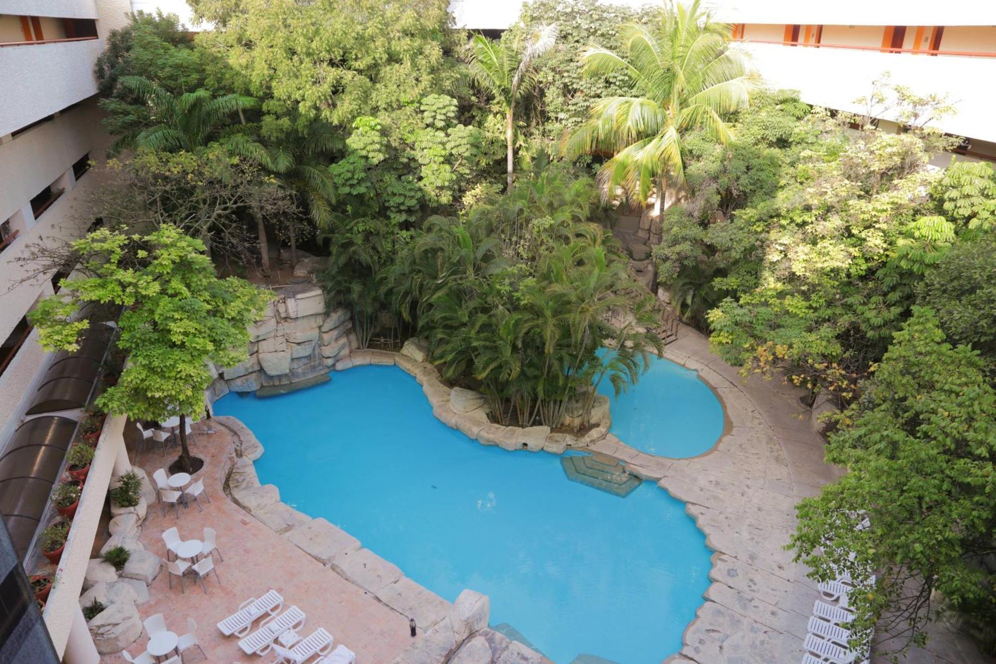 Marriott Tuxtla Gutierrez Hotel Exterior foto The pool at the hotel